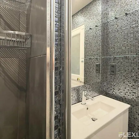 Flexliving - Whole Flat - Crozatier Apartman *